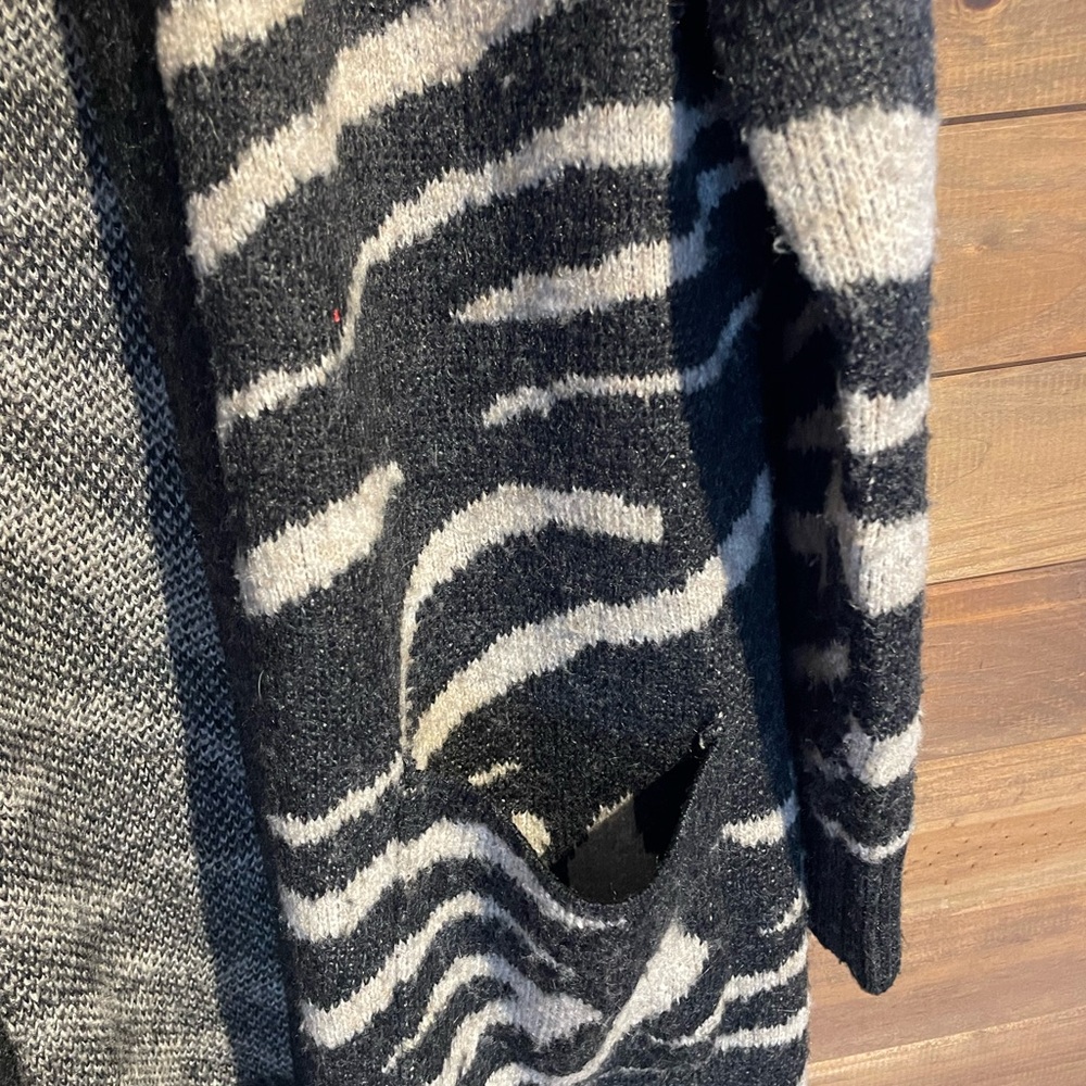 Chic Zebra Pattern Cardigan - Picture 3 of 5